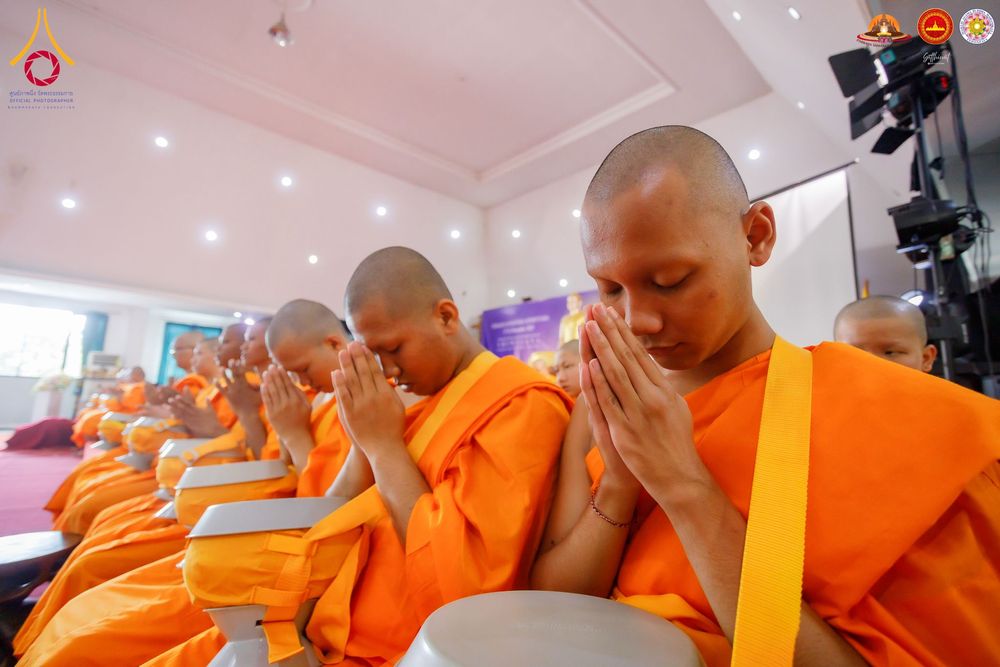 ภาพ No.283534:วันอาทิตย์ที่ 21 ธันวาคม  2568 พิธีบิณฑบาตฉลองสามเณรใหม่ ประเทศอินโดนีเซีย