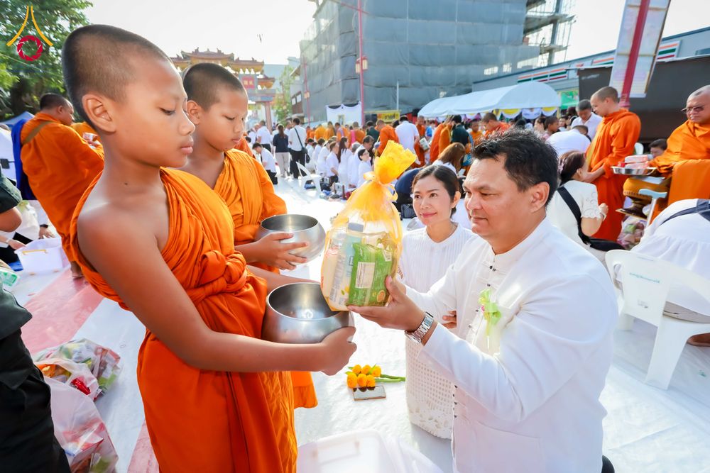 ภาพ No.313986:วันอาทิตย์ที่ 14 มีนาคม พ.ศ. 2569 ทำบุญเมืองหาดใหญ่ตักบาตรพระ 1,109 รูป เติมบุญใหญ่ หลังวิกฤตมหาอุทกภัย ณ ซุ้มประตูไชน่าทาวน์ ถนนศุภสารรังสรรค์ อ.หาดใหญ่ จ.สงขลา