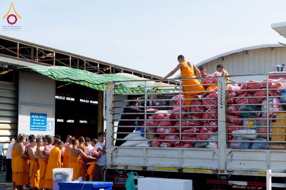ภาพ No.273699:วันที่ 27 พฤศจิกายน พ.ศ. 2568 คณะศิษยานุศิษย์วัดพระธรรมกาย มูลนิธิธรรมกาย มอบอาหารและสิ่งของความช่วยเหลือให้พี่น้องชาวใต้ ผู้ประสบอุทกภัยน้ำท่วม