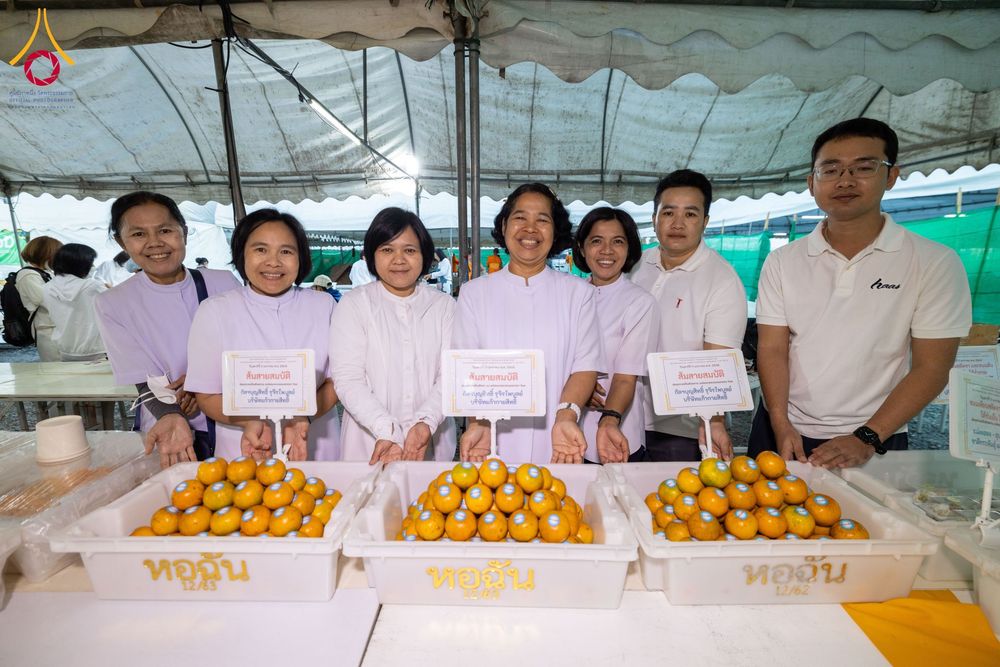 ภาพ No.193618:สาธุชนถวายภัตตาหารเป็นสังฆทาน แด่พระธรรมยาตรา ณ อนุสรณ์สถานคลองบางนางแท่น อ.สามพราน จ.นครปฐม ในโครงการธรรมยาตรา กตัญญูบูชา มหาปูชนียาจารย์ พระมงคลเทพมุนี(สด จนฺทสโร) พระผู้ปราบมาร อนุสรณ์สถาน 7 แห่ง ปีที่ 13 วันที่ 11 มกราคม พ.ศ. 2568
