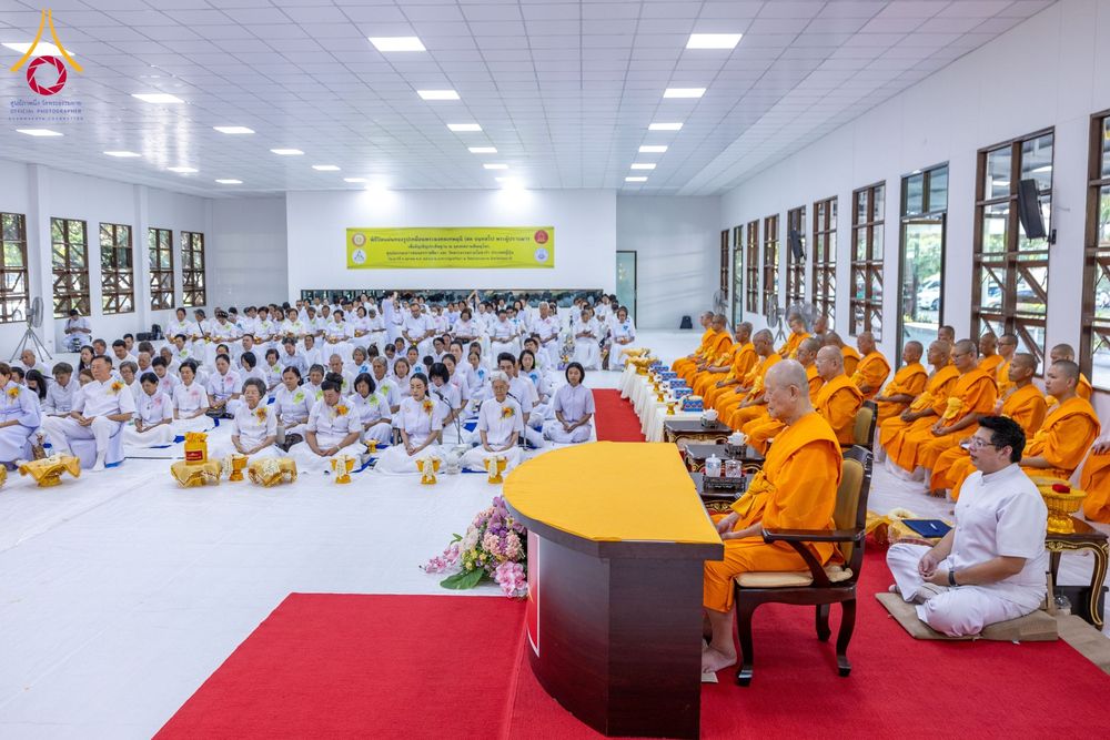 ภาพ No.160824:พิธีเจริญพระพุทธมนต์ และปิดแผ่นทองรูปเหมือน พระเดชพระคุณพระมงคลเทพมุนี (สด จนฺทสโร) พระผู้ปราบมาร จำนวน 3 องค์ วันเสาร์ที่ 5 ตุลาคม พ.ศ. 2567 ณ อาคารปลูกศรัทธา 2 (ชานชลาเดิม) วัดพระธรรมกาย อ.คลองหลวง จ.ปทุมธานี