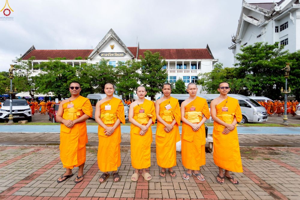 ภาพ No.239781:วันที่ 16-17 สิงหาคม พ.ศ. 2568 การปฏิบัติหน้าที่ของเจ้าหน้าที่ทุกสถานะ เพื่องานพิธีอัญเชิญรูปเหมือนพระมงคลเทพมุนี (สด จันทสโร) และพิธีกดปุ่มอัญเชิญรูปเหมือน พระมงคลเทพมุนี (สด จันทสโร) ณ มหาวิหารแก้วพระมงคลเทพมุนี ศูนย์ปฏิบัติธรรมแก้วเมืองเลย จ.เลย