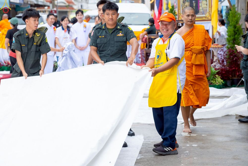 ภาพ No.245846:วันที่ 13-14 กันยายน พ.ศ. 2568 เจ้าหน้าที่ทุกสถานะ ทุกส่วนงาน ร่วมแรงร่วมใจ ปฏิบัติหน้าที่ เตรียมงาน เก็บงาน ตักบาตรพระ 555 รูป อ.เบตง จยะลา