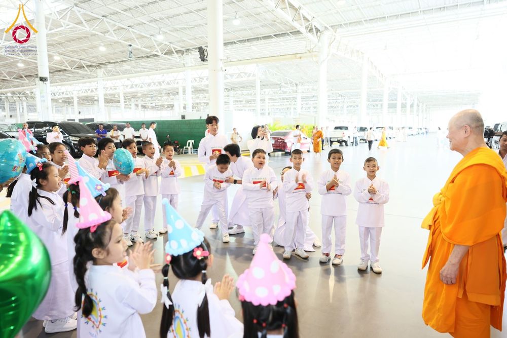 ภาพ No.185275:พิธีถวายมหาสังฆทาน 1,000 วัด ในวาระอายุวัฒนมงคล 84 ปี หลวงพ่อทัตตชีโว วันอาทิตย์ที่ 22 ธันวาคม พ.ศ. 2567 ณ สภาธรรมกายสากล วัดพระธรรมกาย