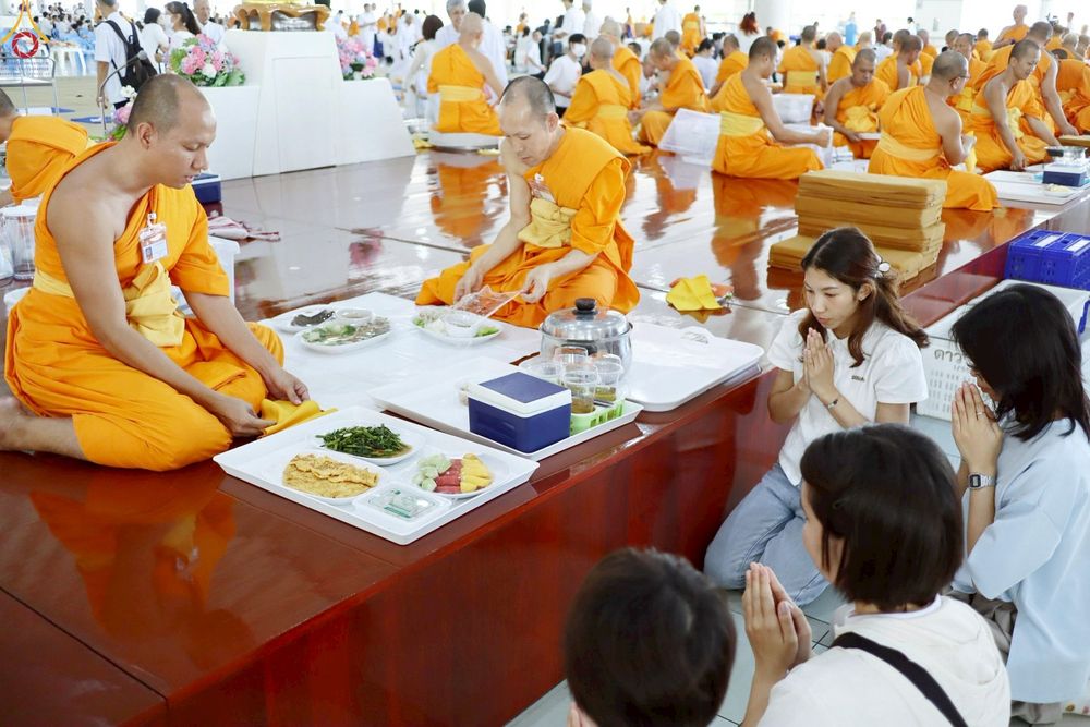 ภาพ No.231922:วันที่ 5 กรกฎาคม พ.ศ. 2568 พิธีถวายภัตตาหารเมนูสวรรค์ เพื่อการบรรลุธรรม ณ หอฉันคุณยายอาจารย์ฯ วัดพระธรรมกาย