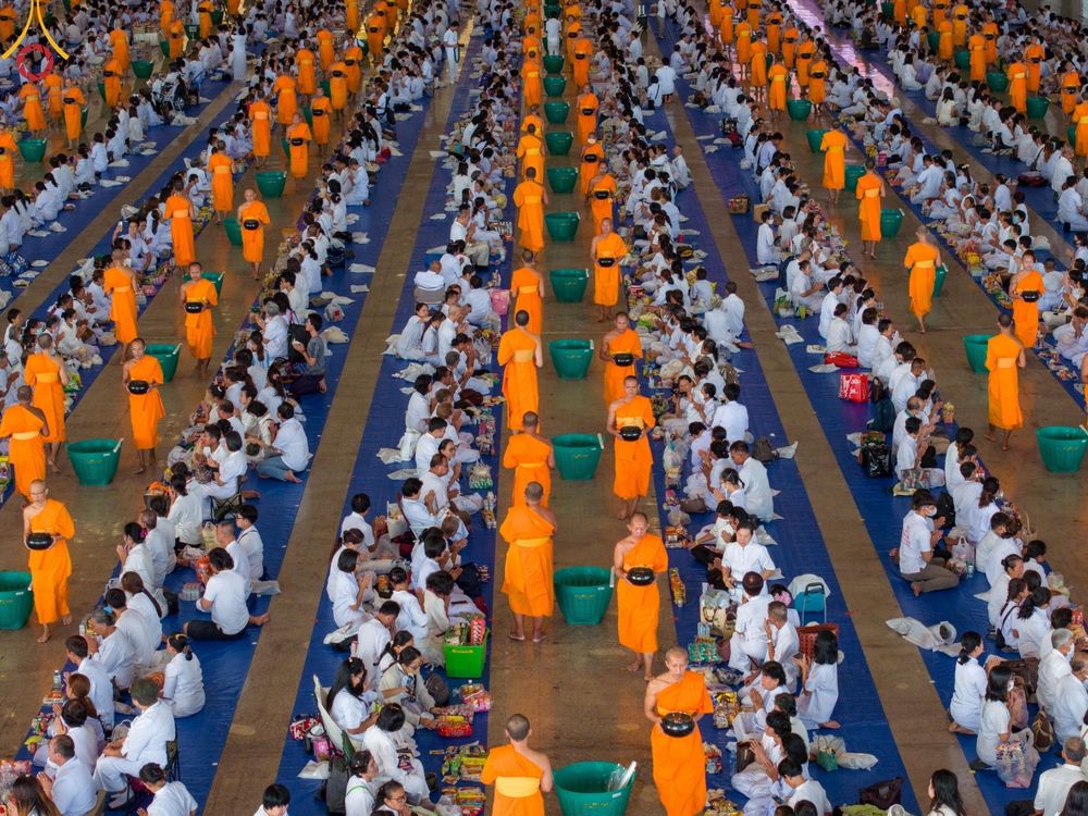 ภาพ No.139088:พิธีตักบาตร , พิธีบูชาข้าวพระ ณ ห้องแก้วสารพัด 1 สภาธรรมกายสากล วัดพระธรรมกาย วันอาทิตย์ต้นเดือนที่ 2 มิถุนายน พ.ศ. 2567