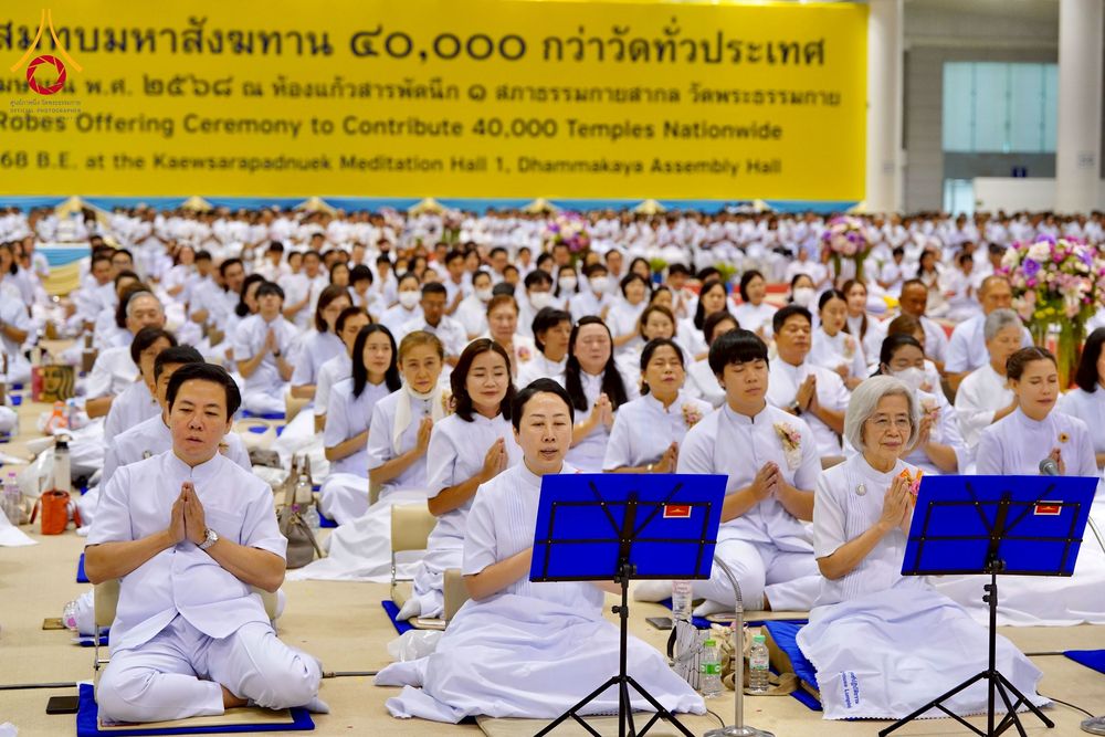 ภาพ No.215324:วันอาทิตย์ต้นเดือนที่ 6 เมษายน พ.ศ. 2568 พิธีบูชาข้าวพระ สภาธรรมกายสากล วัดพระธรรมกาย