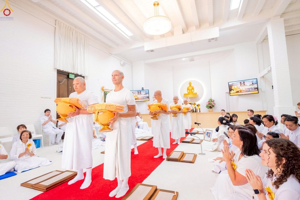 ภาพ No.252260:วันที่ 4-5 ตุลาคม พ.ศ. 2568  วัดพระธรรมกายแคลิฟอร์เนีย ประเทศสหรัฐอเมริกา ได้จัดพิธีตัดปอยผม โดยคณะสงฆ์ ญาติ ๆ และสาธุชน ให้กับนาคธรรมทายาท 8 ท่าน และได้จัดพิธีบรรพชา-อุปสมบท ฉลองพิธีทอดกฐินบรมจักรพรรดิ สร้างอุโบสถ 82 ปี บูชาธรรมหลวงพ่อธัมมชโย