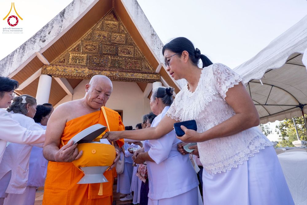 ภาพ No.275884:วันพุธที่ 3 ธันวาคม พ.ศ. 2568 พิธีบรรพชาอุปสมบท โครงการอุปสมบทบูชาธรรมมหาปูชนียาจารย์ ศูนย์อบรม : ศูนย์ส่งเสริมศีลธรรม จ.พะเยา ณ โบราณสถานพระธาตุจอมทอง และ โบสถ์กลางน้ำ วัดพระธาตุศรีโคมคำ อำเภอเมือง จังหวัดพะเยา