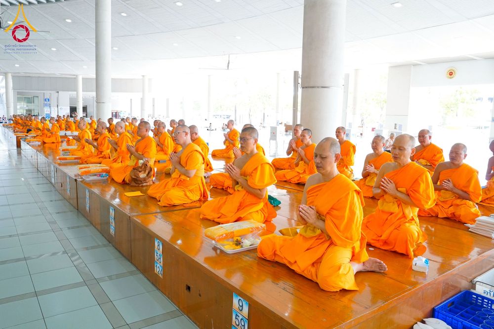 ภาพ No.268329:วันที่ 8 พฤศจิกายน พ.ศ. 2568 พิธีถวายภัตตาหารเมนูสวรรค์ เพื่อการบรรลุธรรม ณ หอฉันคุณยายอาจารย์ฯ วัดพระธรรมกาย