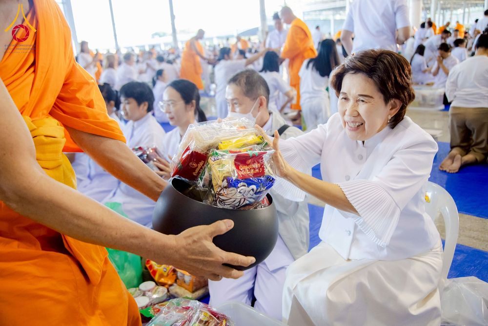 ภาพ No.277018:วันอาทิตย์ที่ 7 ธันวาคม พ.ศ. 2568 พิธีตักบาตรอาทิตย์ต้นเดือน ณ บ้านแก้วเรือนทองคุณยายฯ วัดพระธรรมกาย