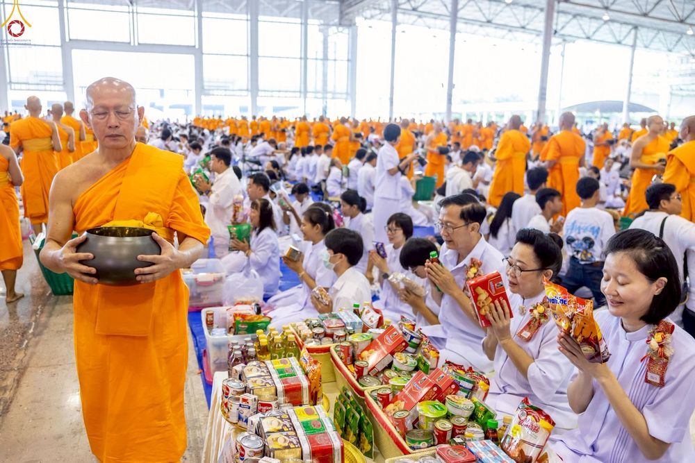 ภาพ No.243501:วันที่ 7 กันยายน พ.ศ. 2568 พิธีตักบาตร ข้าวสารอาหารแห้ง ในวันครูผู้ค้นพบวิชชาธรรมกาย ณ บ้านแก้วเรือนทองคุณยายฯ สภาธรรมกายสากล วัดพระธรรมกาย