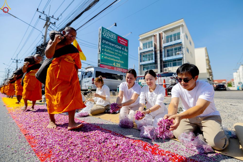 ภาพ No.304190:วันที่ 25 มกราคม พ.ศ. 2569 พิธีต้อนรับพระธรรมยาตรา  รร.สามัคคีราษฏร์บำรุง-วัดพระธรรมกาย ในโครงการธรรมยาตรา กตัญญูบูชา มหาปูชนียาจารย์ พระมงคลเทพมุนี(สด จนฺทสโร) พระผู้ปราบมาร อนุสรณ์สถาน 7 แห่ง ปีที่ 14