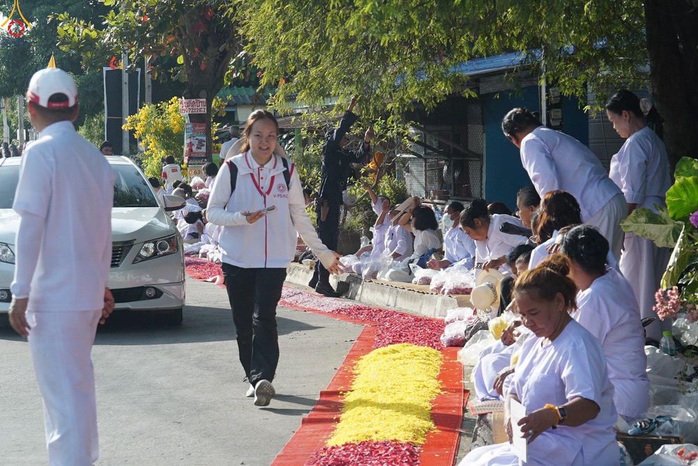 ภาพ No.296219:ภาพเบื้องหลังอาสาสมัครรวมใจ ชุดที่ 2 ในโครงการธรรมยาตรา กตัญญูบูชา มหาปูชนียาจารย์ พระมงคลเทพมุนี(สด จนฺทสโร) พระผู้ปราบมาร อนุสรณ์สถาน 7 แห่ง ปีที่ 14