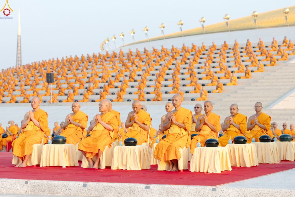 ภาพ No.279749:วันที่ 1 มกราคม พ.ศ.2569 พิธีตักบาตรในวันขึ้นปีใหม่ ณ ลานธรรม วัดพระธรรมกาย