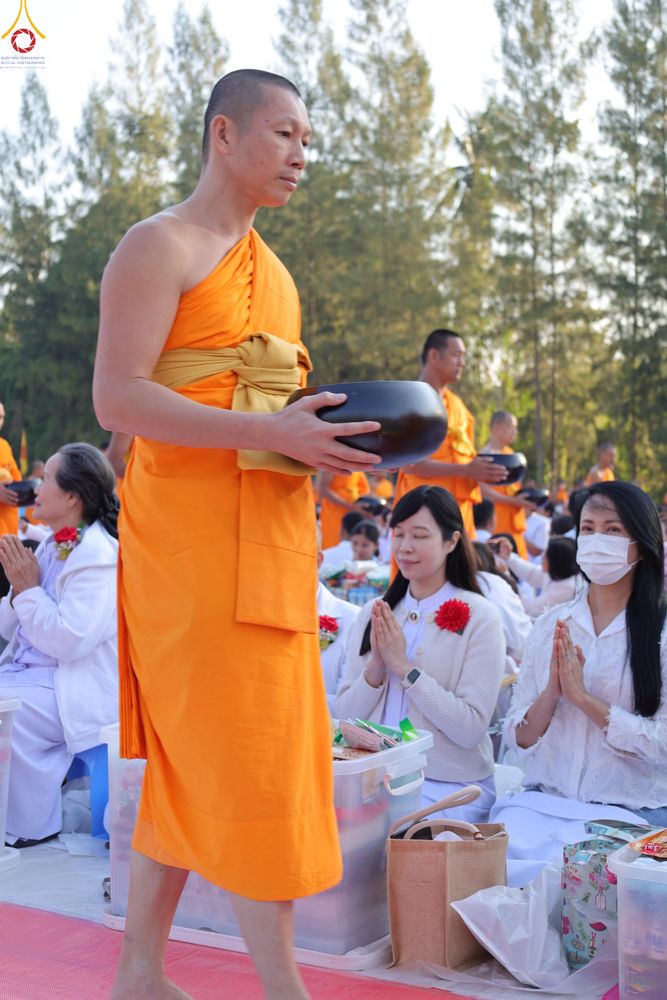 ภาพ No.292436:วันที่ 11 มกราคม พ.ศ. 2569 พิธีตักบาตรพระธรรมยาตรา ณ อนุสรณ์สถานคลองบางนางแท่น อ.สามพราน จ.นครปฐม ในโครงการธรรมยาตรา กตัญญูบูชา มหาปูชนียาจารย์ พระมงคลเทพมุนี(สด จนฺทสโร) พระผู้ปราบมาร อนุสรณ์สถาน 7 แห่ง ปีที่ 14