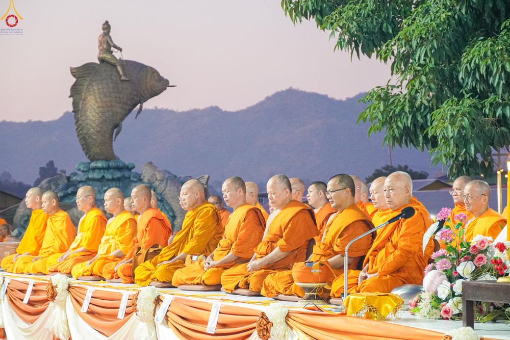 ภาพ No.282557:วันเสาร์ที่ 20 ธันวาคม พ.ศ.2568 พิธีตักบาตรพระ 10,000 รูป (ชุด 2) เนื่องในโอกาส 194 ปี จังหวัดกาญจนบุรี และอุทิศส่วนกุศลให้แด่บรรพชนทั้งหลาย บริเวณถนนสองแคว (Skywalk) เมืองกาญจนบุรี