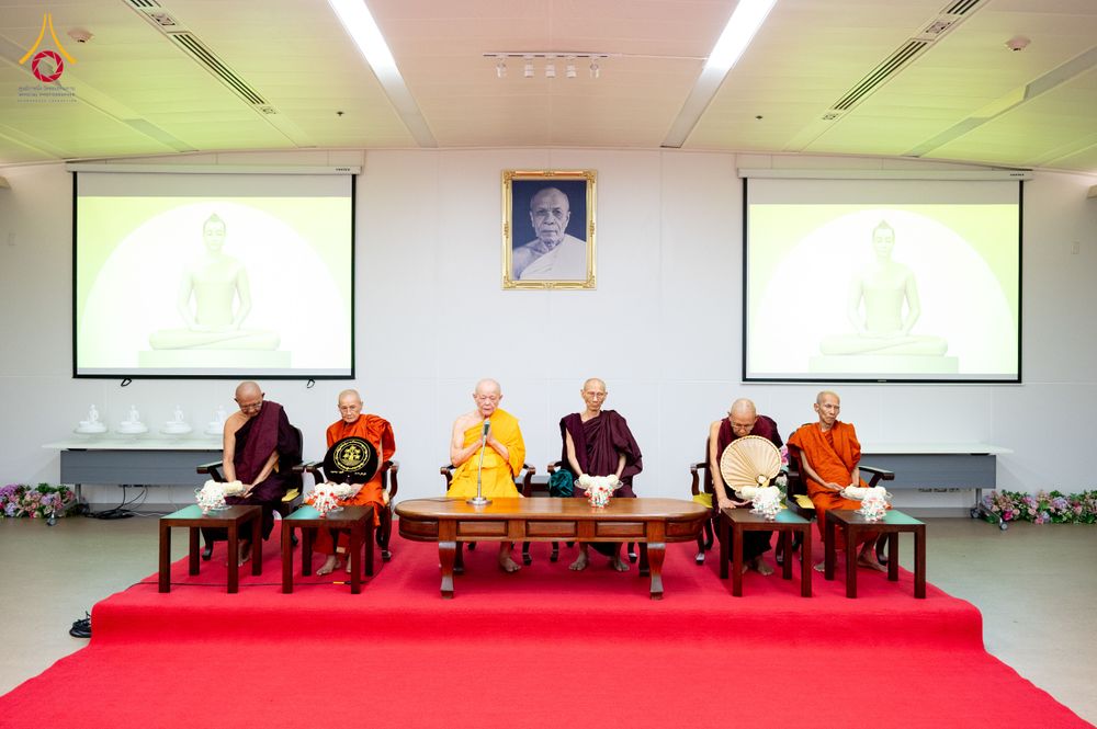 ภาพ No.325567:วันที่ 24 เมษายน พ.ศ.2569 หลวงพ่อทัตตชีโว รองเจ้าอาวาสวัดพระธรรมกาย ถวายการต้อนรับและปฏิสันถารคณะสงฆ์เมียนมาร์