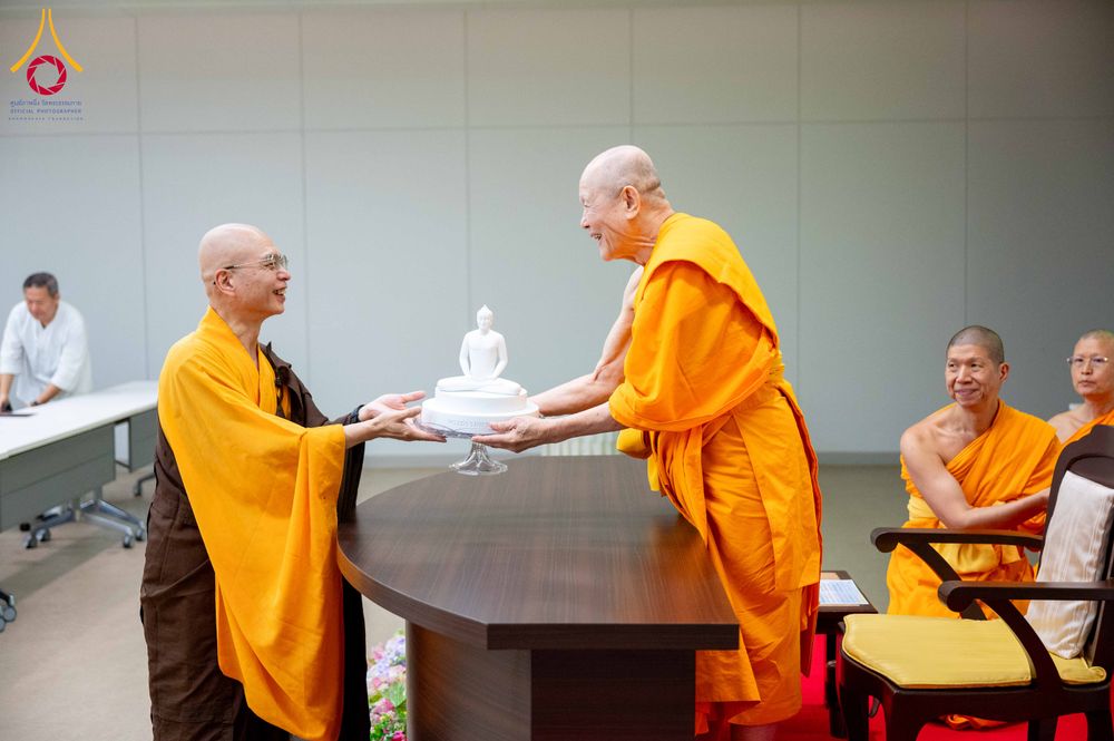 ภาพ No.313112:วันที่ 4 มีนาคม พ.ศ. 2559 หลวงพ่อทัตตชีโว รองเจ้าอาวาสวัดพระธรรมกาย ได้เมตตาถวายการต้อนรับปฏิสันถารพระอาคันตุกะจาก 19 ประเทศ ที่เดินทางมาร่วมงานวันมาฆบูชา ณ วัดพระธรรมกาย