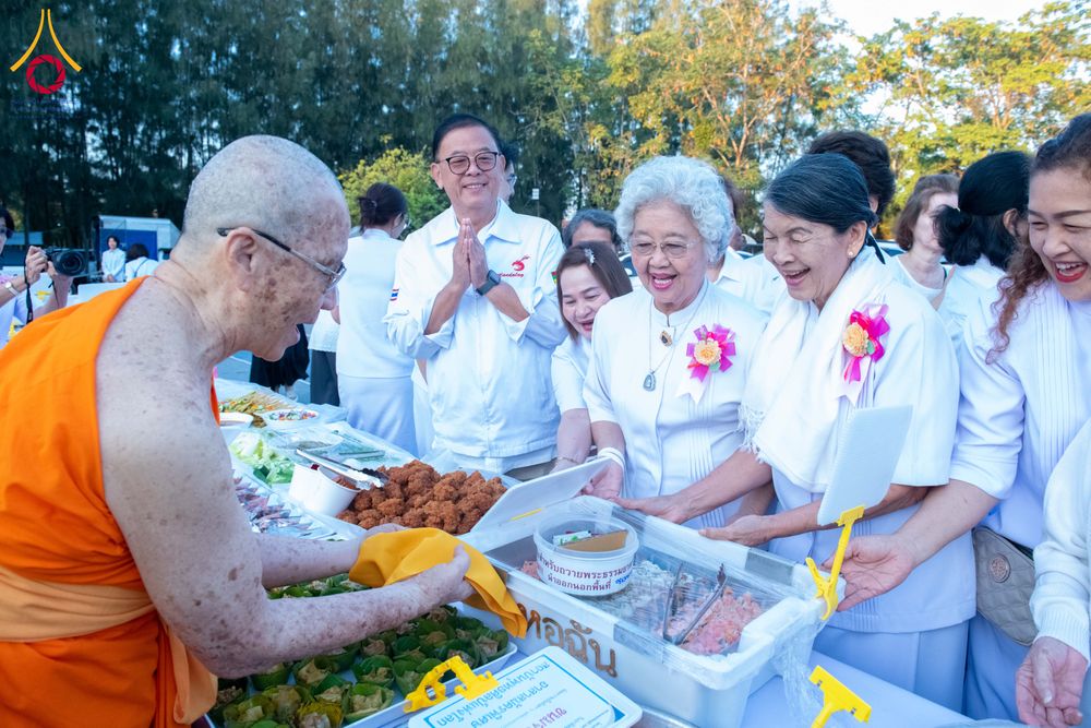 ภาพ No.288093:วันที่ 4 มกราคม พ.ศ. 2569 พิธีถวายภัตตาหารเป็นสังฆทาน แด่พระธรรมยาตรา ในโครงการธรรมยาตรา กตัญญูบูชา มหาปูชนียาจารย์ พระมงคลเทพมุนี(สด จนฺทสโร) พระผู้ปราบมาร อนุสรณ์สถาน 7 แห่ง ปีที่ 14 ณ อนุสรณ์สถานมหาวิหารพระมงคลเทพมุนี (โลตัสแลนด์) อ.สองพี่น้อง จ.สุพรร