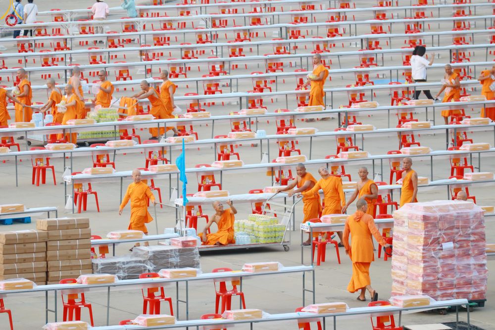 ภาพ No.322552:วันที่ 17 เมษายน พ.ศ.2569 การเรียงกล่องไทยธรรม เรียงน้ำดื่ม เรียงร่ม ณ ลานธรรมพระมหาธรรมกายเจดีย์ เพื่องานถวายมหาสังฆทาน 40,000 กว่าวัดทั่วประเทศ วันคุ้มครองโลก 22 เมษายน พ.ศ.2569 วัดพระธรรมกาย