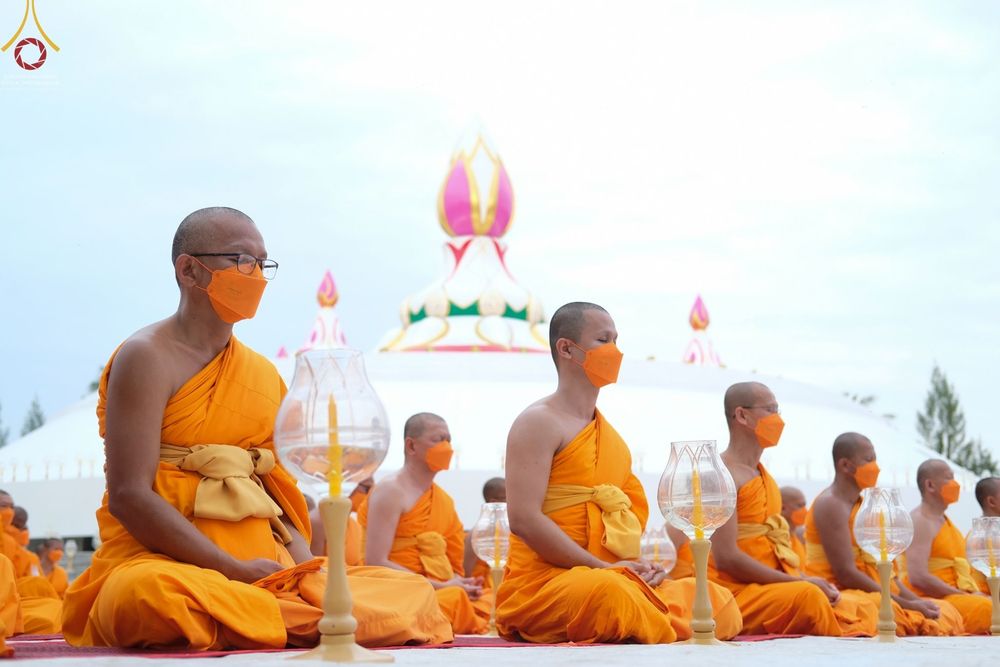 ภาพ No.70156:พิธีจุดประทีปถวายเป็นพุทธบูชา และบูชาธรรมมหาปูชนียาจารย์ ในโครงการธรรมยาตรากตัญญูบูชา มหาปูชนียาจารย์ พระมงคลเทพมุนี(สด จนฺทสโร) พระผู้ปราบมาร ปีที่ 11 ณ อนุสรณ์สถานลำดับที่ 2 สถานที่ตั้งมโนปณิธานบวชตลอดชีวิต อนุสรณ์สถานคลองบางนางแท่น อ.สามพราน จ.นครปฐม 