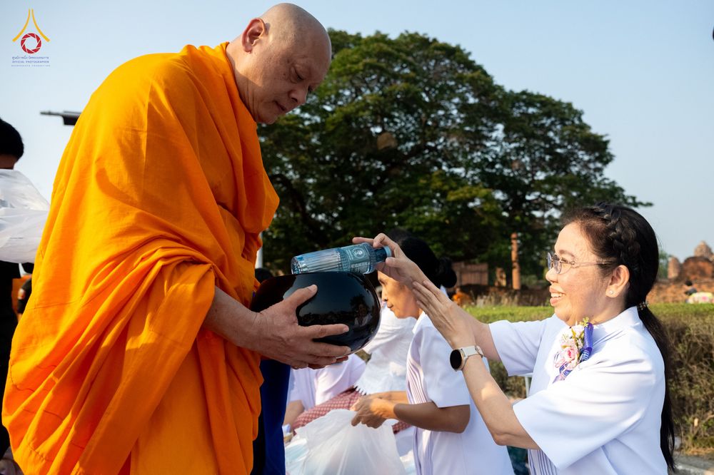 ภาพ No.318085:วันเสาร์ที่ 4 เมษายน พ.ศ. 2569 งานทำบุญเมืองใจกลางอยุธยา  ตักบาตรพระ 1,109 รูป ณ ถนนชีกุน หน้าวัดมหาธาตุ และวัดราชบูรณะ