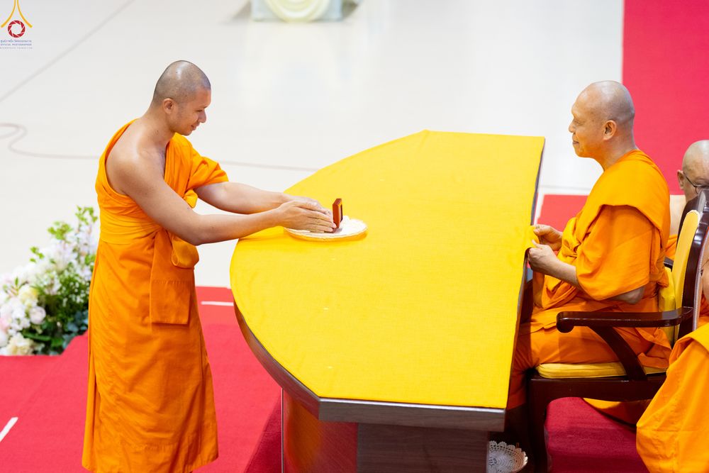 ภาพ No.311644:วันอาทิตย์ต้นเดือนที่ 1 มีนาคม พ.ศ.2569 สัมมนาพิเศษ พิธีมอบรูปหล่อโลหะหลวงปู่วัดปากน้ำ พระมงคลเทพมุนี พิธีมุทิตาสักการะในโอกาสพระครูปลัดรัตนวีรวัฒน์(รังสฤษดิ์ อิทธิจินฺตโก) เจ้าอาวาสวัดพระธรรมกาย  ดำรงตำแหน่งเป็น “ที่ปรึกษาเจ้าคณะจังหวัดปทุมธานี”  ณ ห้อง