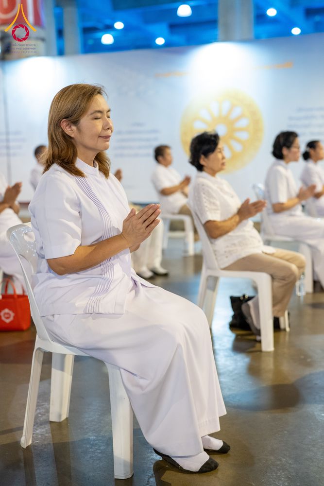 ภาพ No.286727:วันอาสาฬหบูชา วันพฤหัสบดีที่ 10 กรกฏาคม พ.ศ.2568  พิธีเวียนประทักษิณรอบพระมหาธรรมกายเจดีย์ , พิธีฉลองชัยสวดมนต์บทธัมมจักกัปปวัตตนสูตร ครบ 7,520,000,000 จบ ณ มหารัตนวิหารคด วัดพระธรรมกาย