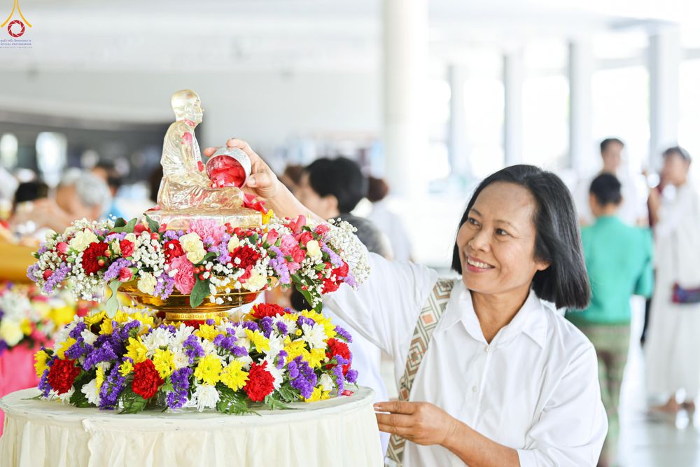 ภาพ No.322277:วันที่ 13 เมษายน พ.ศ.2569 สาธุชนสรงน้ำพระ เนื่องในวันสงกรานต์ ณ หอฉันคุณยายอาจารย์ วัดพระธรรมกาย