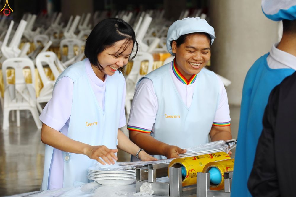 ภาพ No.322957:วันที่ 17-19 เมษายน พ.ศ.2569 การปูผ้ากระสอบขาว , เตรียมจุดฉัน , เตรียมจุดพักค้าง เพื่องานถวายมหาสังฆทาน 40,000 กว่าวัดทั่วประเทศ วันคุ้มครองโลก 22 เมษายน พ.ศ.2569 วัดพระธรรมกาย