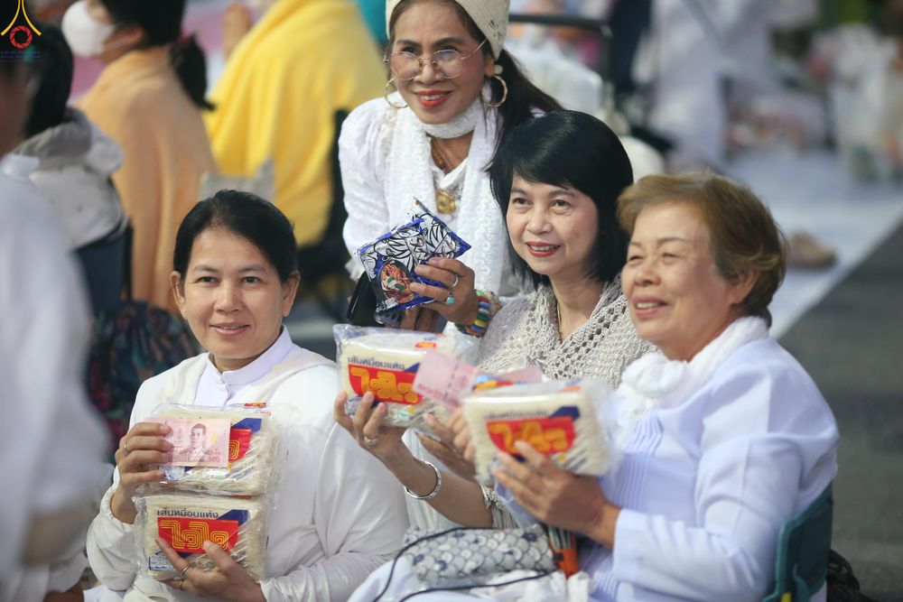 ภาพ No.284135:วันเสาร์ที่ 20 ธันวาคม พ.ศ.2568  พิธีตักบาตรพระ 10,000 รูป เนื่องในโอกาส 194 ปี จังหวัดกาญจนบุรี และอุทิศส่วนกุศลให้แด่บรรพชนทั้งหลาย บริเวณถนนสองแคว (Skywalk) เมืองกาญจนบุรี