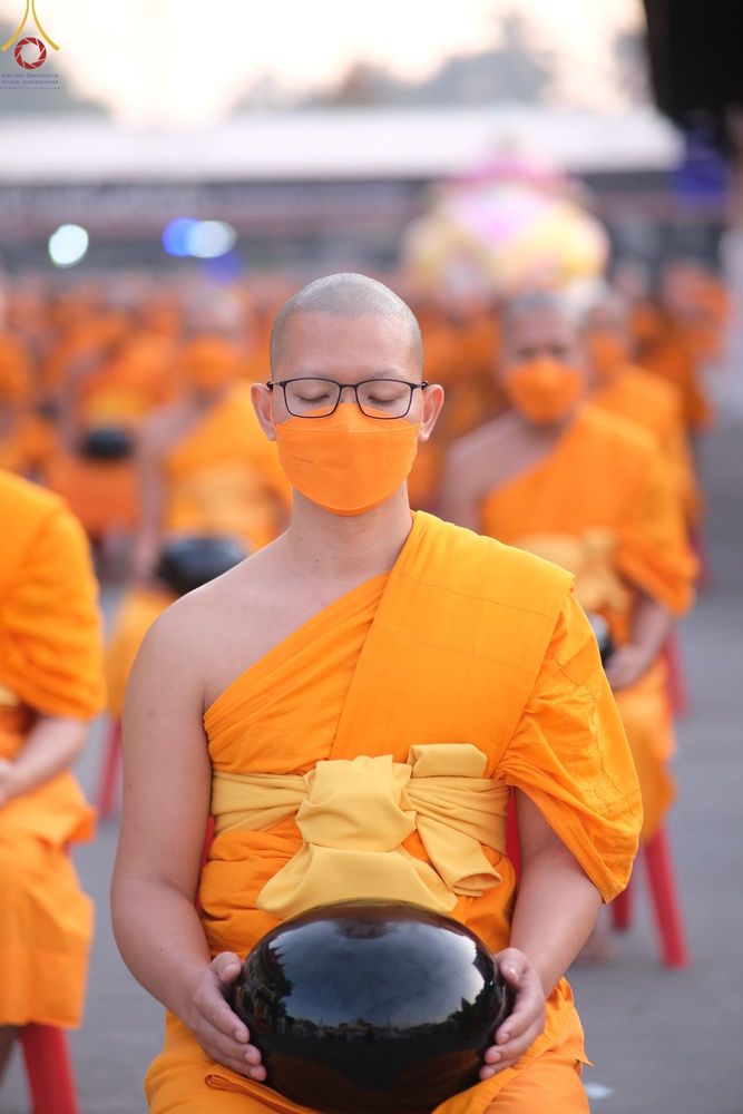 ภาพ No.73532:พิธีตักบาตรพระธรรมยาตราฯ ในโครงการธรรมยาตรากตัญญูบูชา มหาปูชนียาจารย์ พระมงคลเทพมุนี(สด จนฺทสโร) พระผู้ปราบมาร ปีที่ 11 ณ อนุสรณ์สถานลำดับที่ 4 สถานที่เกิดด้วยกายธรรม วัดโบสถ์ (บน) บางคูเวียง อ.บางกรวย จ.นนทบุรี วันที่ 22 มกราคม พ.ศ. 2566