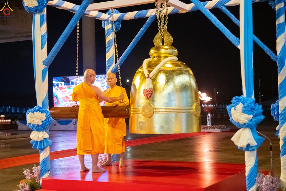 ภาพ No.280398:วันที่ 31 ธันวาคม พ.ศ.2568 -วันที่ 1 มกราคม พ.ศ.2569 พิธีฉลองชัยสวดมนต์บทธัมมจักกับปปวัตนสูตร ครบ 8,000,000,000 จบ , พิธีสวดมนต์ข้ามปี ณ วัดพระธรรมกาย