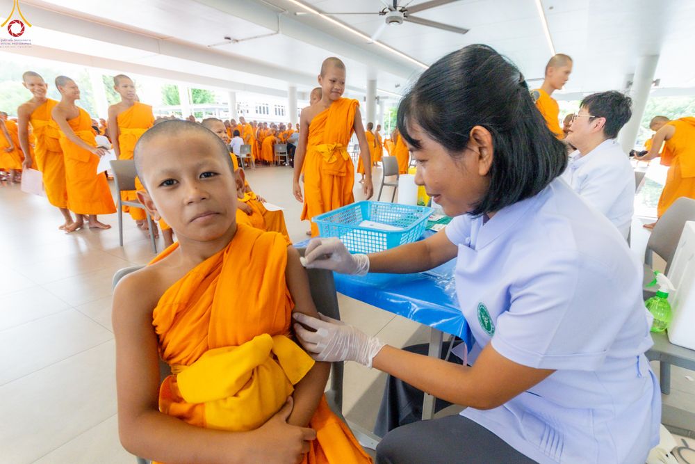 ภาพ No.331885:วันที่ 5 พฤษภาคม พ.ศ.2569 ศูนย์การแพทย์บุญรักษา ร่วมกับคลินิกใจใส จัดถวายวัคซีนป้องกันไข้หวัดใหญ่  แด่คณะพระภิกษุสามเณรกว่า 500 รูป