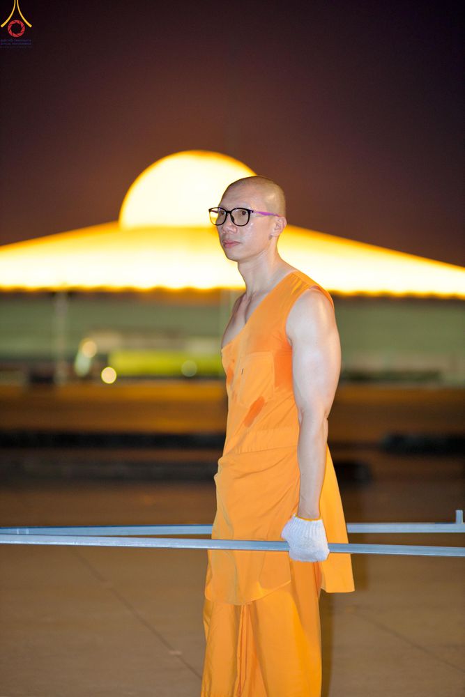ภาพ No.326938:วันที่ 1 พฤษภาคม พ.ศ.2569 พระภิกษุ สามเณร เจ้าหน้าที่ สาธุชน ร่วมกันเก็บงาน ณ ลานธรรม วัดพระธรรมกาย