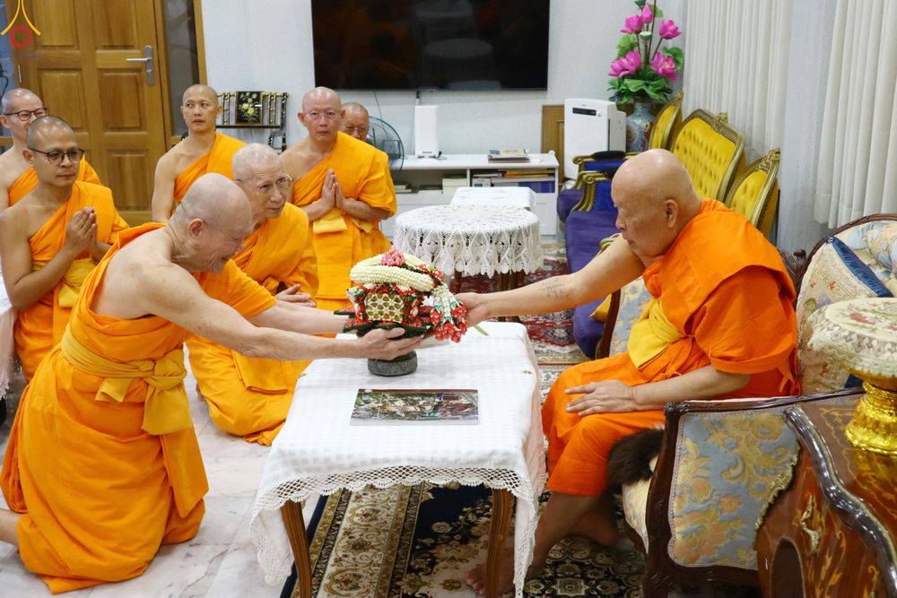 ภาพ No.286245:วันที่ 12 กรกฎาคม พศ.2568 (แรม 2 ค่ำ เดือน 8) พระภิกษุวัดพระธรรมกาย ทำวัตรพระผู้ใหญ่ เนื่องในวันเข้าพรรษา
