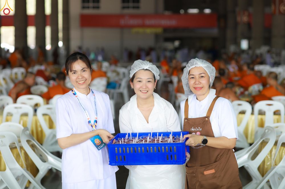 ภาพ No.325809:วันที่ 22 เมษายน พ.ศ.2569(วันคุ้มครองโลก) งานถวายมหาสังฆทาน 40,000 กว่าวัดทั่วประเทศ เจ้าหน้าที่ สาธุชน ร่วมใจจัดเตรียมภัตตาหารเพล (ชุด 2)