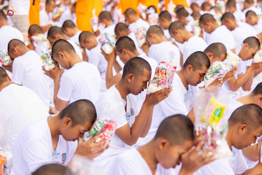 ภาพ No.341018:วันที่ 26 กรกฎาคม พ.ศ. 2569 โครงการพัฒนาคุณธรรม จริยธรรม สำหรับนักเรียนนายสิบตำรวจ (นสต.) รุ่นที่ 17 ศูนย์ฝึกอบรมตำรวจภูธรภาค 1 ได้จัดกิจกรรม ตักบาตรเพื่อน้อมอุทิศถวายเพื่อเป็นพระราชกุศลฯ  และปฏิบัติธรรม ติวธรรมมะ ณ ศูนย์ปฏิบัติธรรมเวิล์ดพีช วัลเล่ย์ (Wo