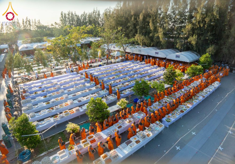 ภาพ No.288155:วันที่ 4 มกราคม พ.ศ. 2569 พิธีถวายภัตตาหารเป็นสังฆทาน แด่พระธรรมยาตรา ในโครงการธรรมยาตรา กตัญญูบูชา มหาปูชนียาจารย์ พระมงคลเทพมุนี(สด จนฺทสโร) พระผู้ปราบมาร อนุสรณ์สถาน 7 แห่ง ปีที่ 14 ณ อนุสรณ์สถานมหาวิหารพระมงคลเทพมุนี (โลตัสแลนด์) อ.สองพี่น้อง จ.สุพรร