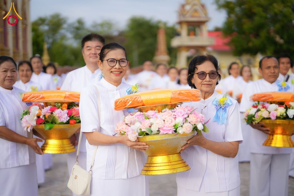 ภาพ No.278541:วันอาทิตย์ที่ 14 ธันวาคม พ.ศ.2568  พิธีเวียนประทักษิณ พิธีวันทาสีมาพระประธาน โครงการบวชบูชาธรรมมหาปูชนียาจารย์ ของศูนย์ปฏิบัติธรรมบุรีรัมย์ ณ วัดกลาง พระอารามหลวง จังหวัดบุรีรัมย์