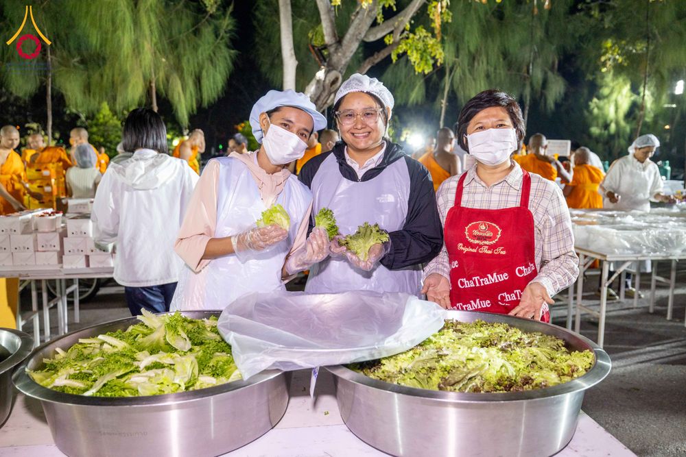 ภาพ No.288014:วันที่ 4 มกราคม พ.ศ. 2569 พิธีถวายภัตตาหารเป็นสังฆทาน แด่พระธรรมยาตรา ในโครงการธรรมยาตรา กตัญญูบูชา มหาปูชนียาจารย์ พระมงคลเทพมุนี(สด จนฺทสโร) พระผู้ปราบมาร อนุสรณ์สถาน 7 แห่ง ปีที่ 14 ณ อนุสรณ์สถานมหาวิหารพระมงคลเทพมุนี (โลตัสแลนด์) อ.สองพี่น้อง จ.สุพรร