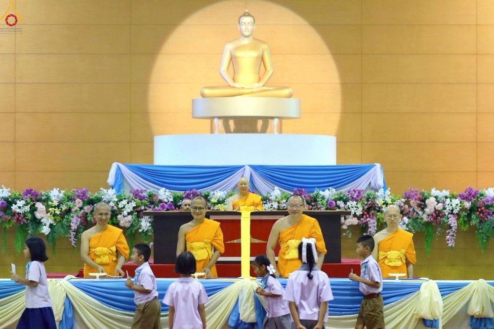 ภาพ No.233763:วันเสาร์ที่ 19 กรกฎาคม พ.ศ.2568 วันมหารำลึก ครั้งที่ 35 พิธีรำลึกถึงนักสร้างบารมี , พิธีสวดพระพุทธมนต์ , พิธีทอดผ้าบังสกุลและถวายไทยธรรม วัดพระธรรมกาย