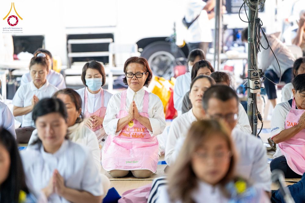 ภาพ No.192532:พิธีถวายภัตตาหารเป็นสังฆทาน แด่พระธรรมยาตรา ณ อนุสรณ์สถานคลองบางนางแท่น อ.สามพราน จ.นครปฐม ในโครงการธรรมยาตรา กตัญญูบูชา มหาปูชนียาจารย์ พระมงคลเทพมุนี(สด จนฺทสโร) พระผู้ปราบมาร อนุสรณ์สถาน 7 แห่ง ปีที่ 13 วันที่ 10 มกราคม พ.ศ. 2568