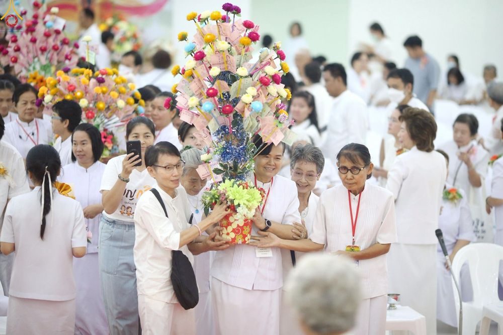 ภาพ No.258604:วันที่ 19 ตุลาคม พ.ศ. 2568 พิธีทอดกฐินสามัคคีทั่วไทย 30,000 วัด โดยคณะศิษยานุศิษย์ บูชาธรรม 81 ปี หลวงพ่อธัมมชโย ณ ศูนย์ปฎิบัติธรรมน้ำใสใจสว่าง  เขตบางกอกน้อย กรุงเทพมหานคร