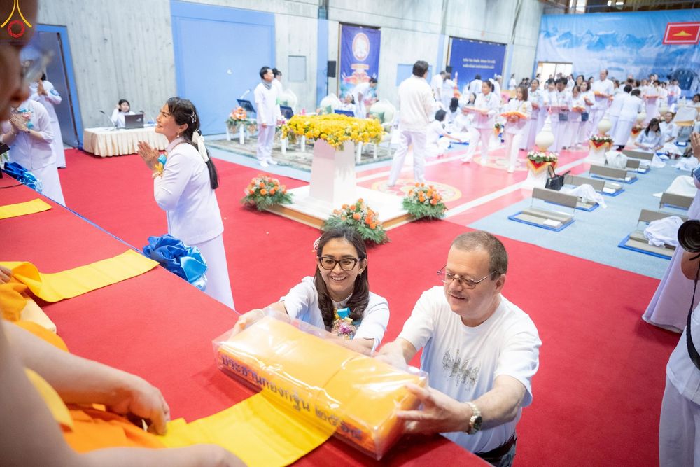 ภาพ No.256034:วันที่ 12 ตุลาคม พ.ศ. 2568 พิธีทอดกฐินวัดพระธรรมกายสวิตเซอร์แลนด์  ณ หอประชุมโรงเรียน Obergoldbach เมือง Bern ประเทศสวิตเซอร์แลนด์