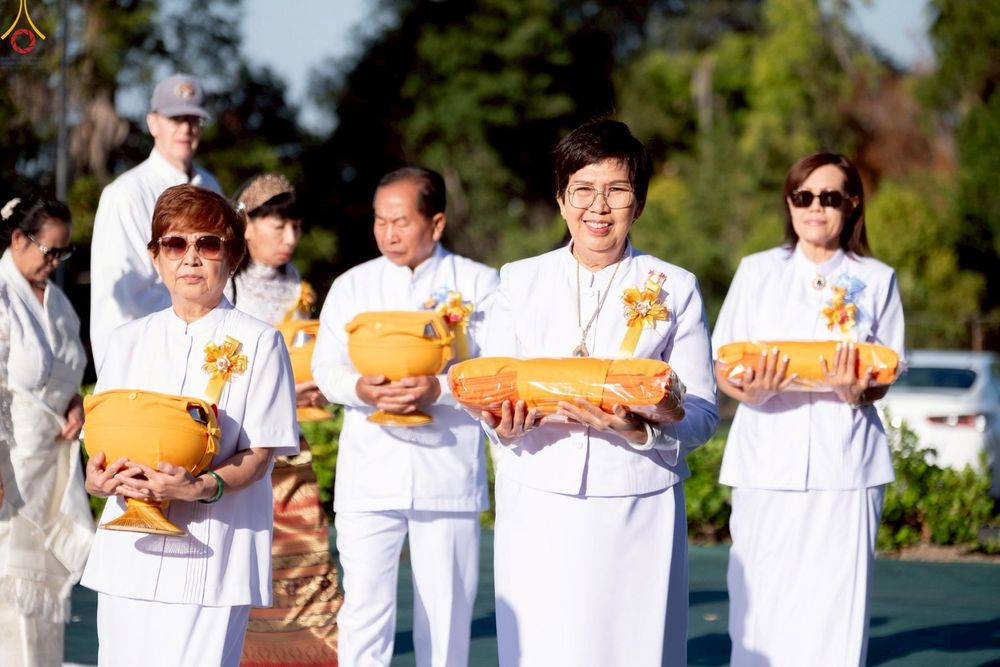 ภาพ No.252230:วันที่ 4-5 ตุลาคม พ.ศ. 2568  วัดพระธรรมกายแคลิฟอร์เนีย ประเทศสหรัฐอเมริกา ได้จัดพิธีตัดปอยผม โดยคณะสงฆ์ ญาติ ๆ และสาธุชน ให้กับนาคธรรมทายาท 8 ท่าน และได้จัดพิธีบรรพชา-อุปสมบท ฉลองพิธีทอดกฐินบรมจักรพรรดิ สร้างอุโบสถ 82 ปี บูชาธรรมหลวงพ่อธัมมชโย