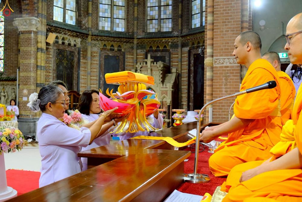 ภาพ No.271383:วันอาทิตย์ที่ 26 ตุลาคม พ.ศ. 2568 พิธีทอดกฐินสามัคคีวัดพระธรรมกายเนเธอร์แลนด์ กฐินเพื่อปฏิสังขรณ์ผนังรอบโบสถ์ อายุกว่า 135 ปี