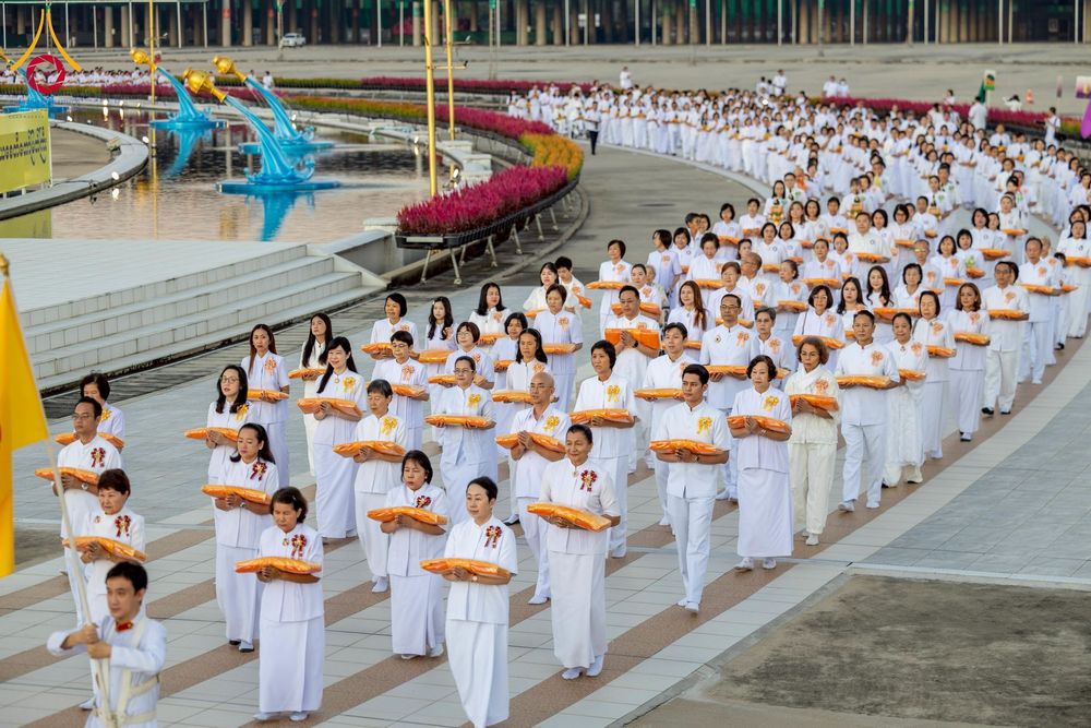 ภาพ No.276603:วันเสาร์ที่ 6 ธันวาคม  พ.ศ. 2568 พิธีเวียนประทักษิณและพิธีวันทาเจดีย์ โครงการอุปสมบทบูชาธรรมมหาปูชนียาจารย์ ประจำปี พ.ศ.2568 โครงการบวชพระนานาชาติ AEC และ WAB รุ่น CEO (นักบริหาร) รุ่นที่ 5 ณ มหาธรรมกายเจดีย์ วัดพระธรรมกาย