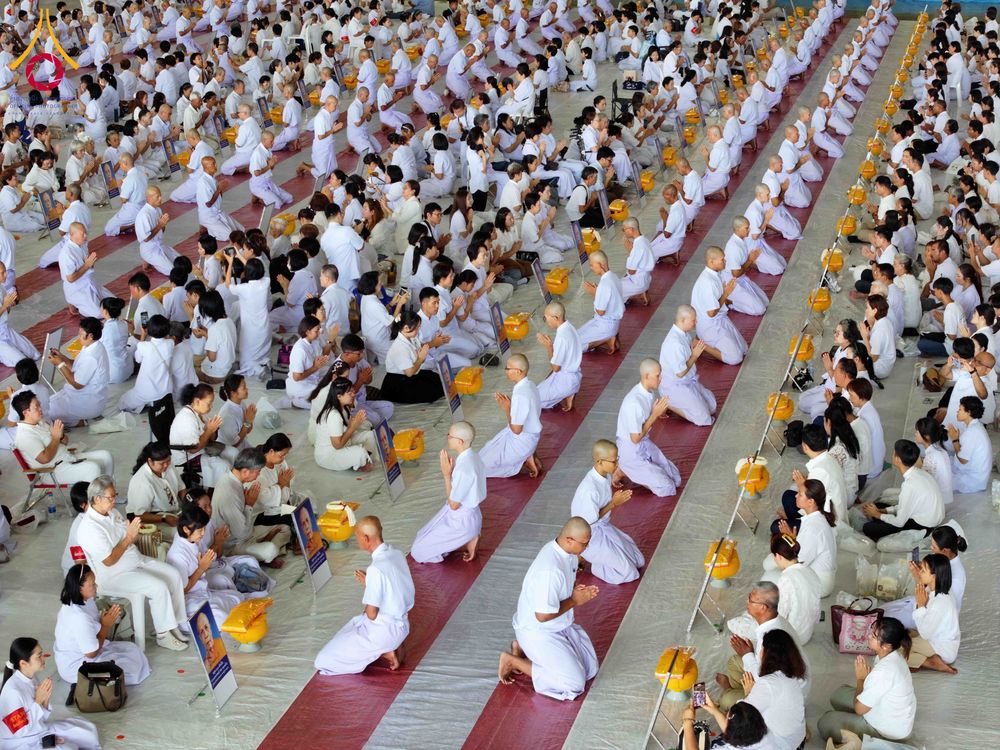 ภาพ No.321309:วันเสาร์ที่ 11 เมษายน พ.ศ.2569 พิธีขอขมาและมอบผ้าไตร โครงการอุปสมบทหมู่ บูชาธรรมหลวงพ่อธัมมชโย พ.ศ.2569 โครงการอุปสมบทหมู่ธรรมทายาท ระดับอุดมศึกษา รุ่น 53 (ภาคฤดูร้อน) ณ วัดพระธรรมกาย ปทุมธานี